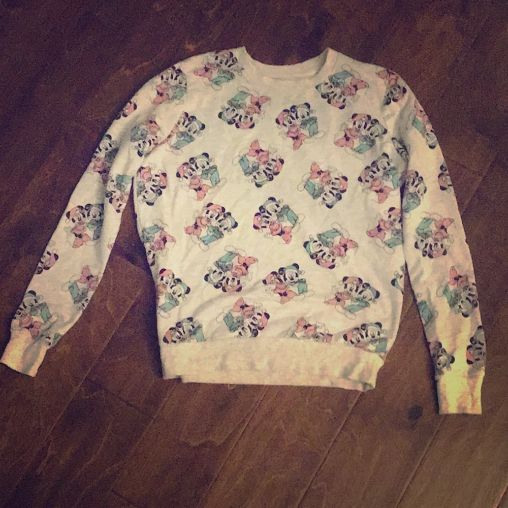 . ° mickey & minnie mouse christmas sweater.